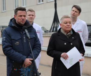Warszawa zatrudnia medyków z Ukrainy. Konferencja Rafała Trzaskowskiego pod Szpitalem Bielańskim.