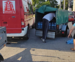 Glinojeck: Osiem tysięcy ludzi od ponad tygodnia nie ma wody! Dowożą ją strażacy [ZDJĘCIA]