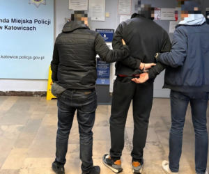 Porwanie w centrum handlowym. Zamaskowany napastnik przyłożył nóż do szyi kobiety