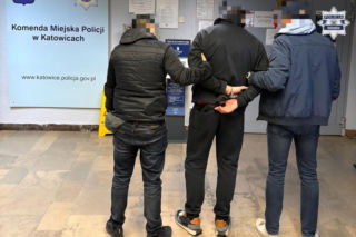 Porwanie w centrum handlowym. Zamaskowany napastnik przyłożył nóż do szyi kobiety