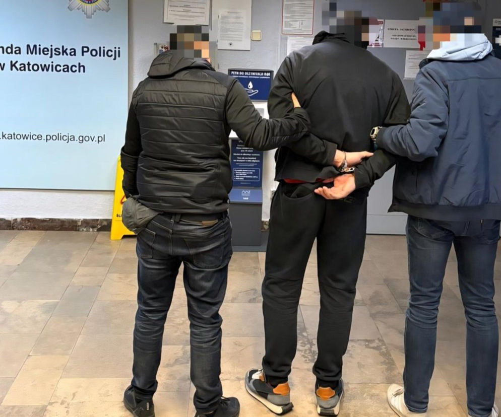 Zamaskowany napastnik czekał w aucie. Przyłożył kobiecie nóż do szyi i kazał jechać