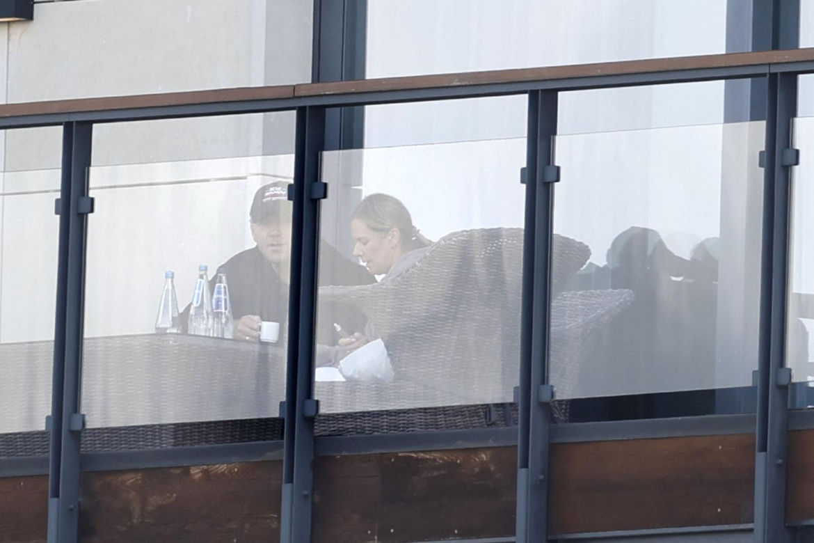 Kawa, czapka z daszkiem i dymek. Nowy prezydent przyłapany z żoną na balkonie