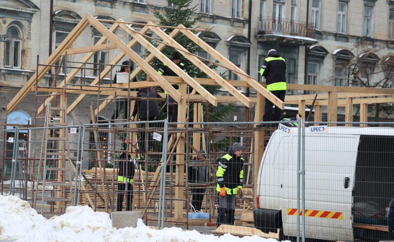 Trwa montaż szopki bożonarodzeniowej „pod Pedetem” w Lublinie
