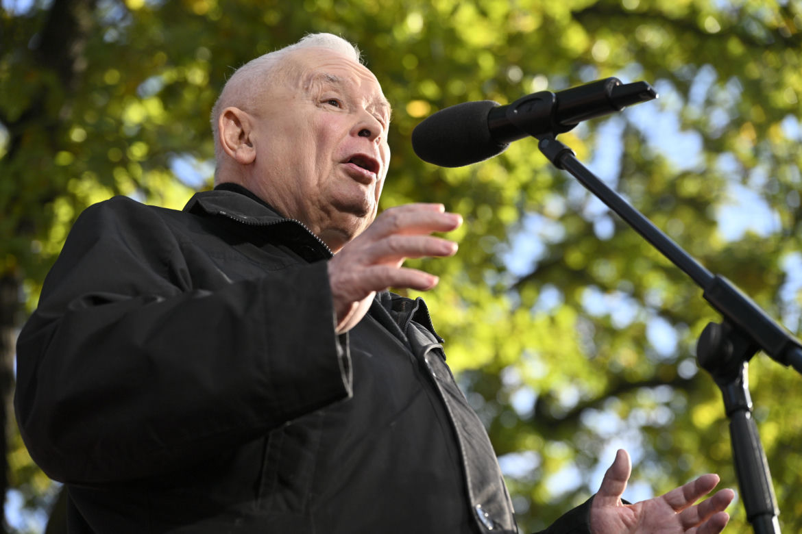 Jarosław Kaczyński w trakcie protestu przed Trybunałem Konstytucyjnym