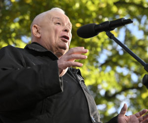 Jarosław Kaczyński w trakcie protestu przed Trybunałem Konstytucyjnym