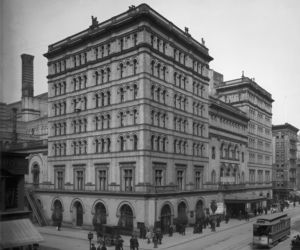 Pierwsza Metropolitan Opera wyglądała jak fabryka. W środku kryła złote loże nowojorskich milionerów
