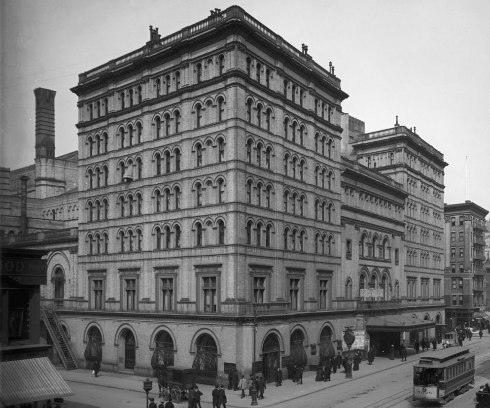 Gmach Metropolitan Opera z 1883 roku przy nowojorskiej ulicy. O architekturze budynku przeczytasz w serwisie Architektura.