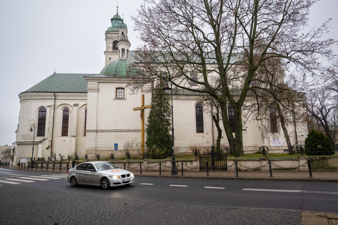 Wyjątkowe znalezisko w trakcie renowacji kościoła pobernardyńskiego w Lublinie. Znaleziono pozdrowienia sprzed 123 lat! Zdjęcia
