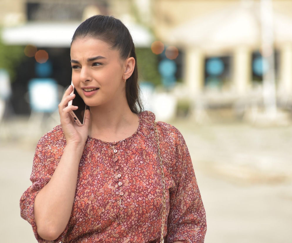 Zmartwiona Yasemin z serialu Splątane losy rozmawia przez telefon. O 38. odcinku serii przeczytasz w serwisie Eska.