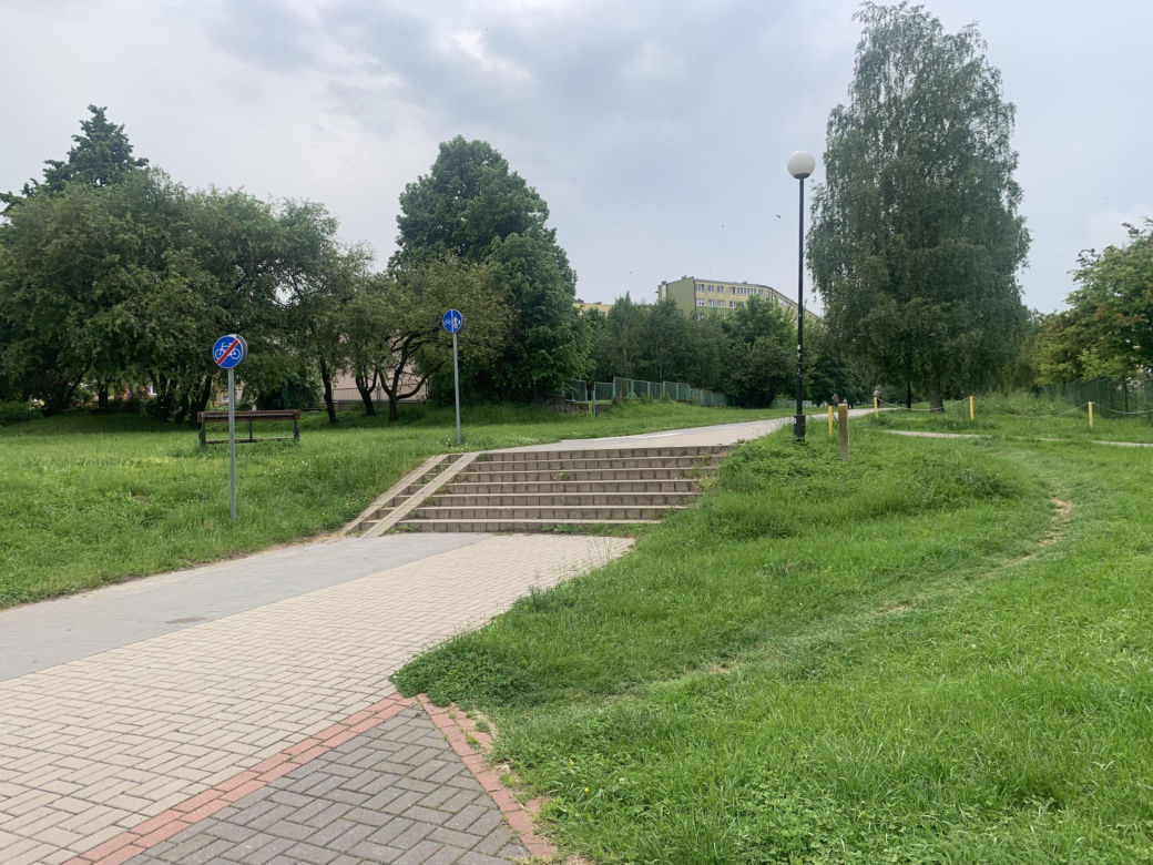 Schody dzielą ścieżkę rowerową. W internecie pojawiła się dyskusja na temat lubelskiej infrastruktury 