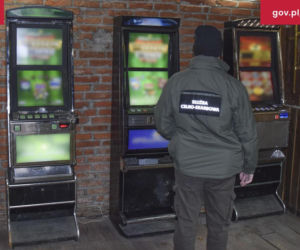 Celnicy i policjanci namierzyli kolejne nielegalne automaty do gier w Iławie. Pomógł pies