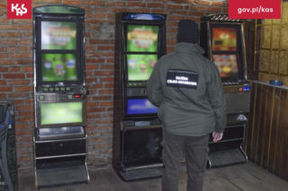 Celnicy i policjanci namierzyli kolejne nielegalne automaty do gier w Iławie. Pomógł pies