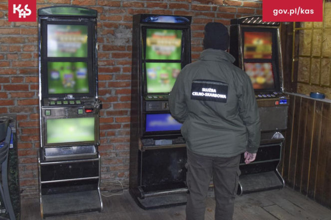 Celnicy i policjanci namierzyli kolejne nielegalne automaty do gier w Iławie. Pomógł pies