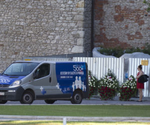 Policyjnym śmigłowcem na grób brata