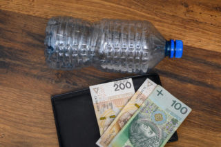 Tak Polacy zarabiają na butelkach i puszkach! Prawie 1000 zł za jednym zamachem
