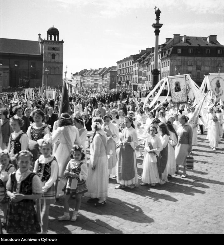 Odświętne stroje i procesja ulicami. Tak obchodzono kiedyś Boże Ciało 