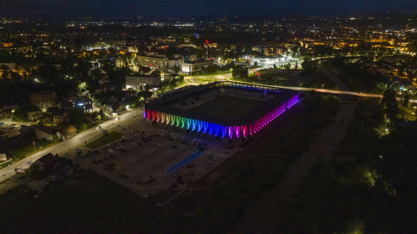 Test iluminacji elewacji stadionu w Nowym Sączu 
