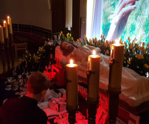 Grób Pański w Łapach z kontrowersyjną dekoracją. „To jest patokatolicyzm” [ZDJĘCIA]