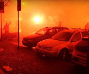100-lecie Jagiellonii Białystok. Setki rac na Rynku Kościuszki