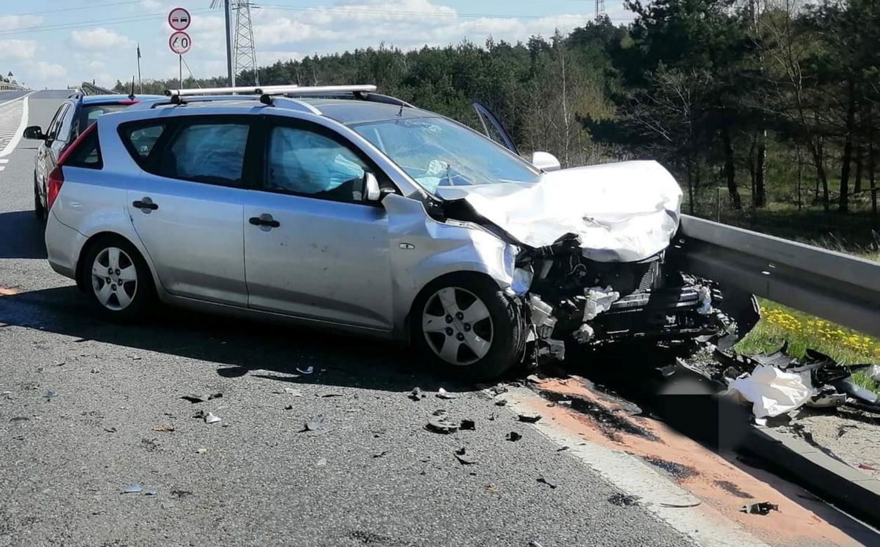 Huknął busem w osobówkę aż urwało się koło. Groźny wypadek Wyszkowem