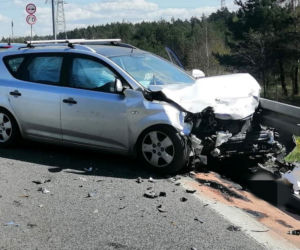 Huknął busem w osobówkę aż urwało się koło. Groźny wypadek Wyszkowem