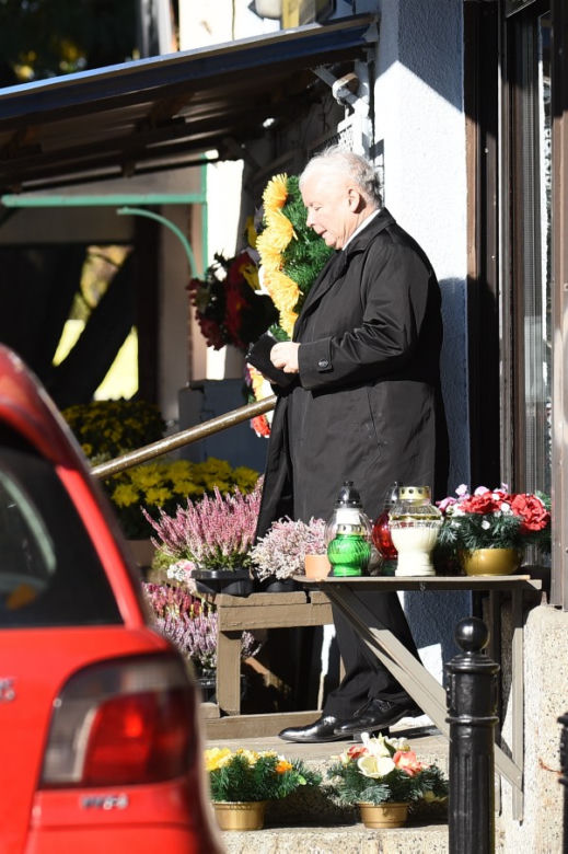 Limuzyną na grób matki. Jarosław Kaczyński 