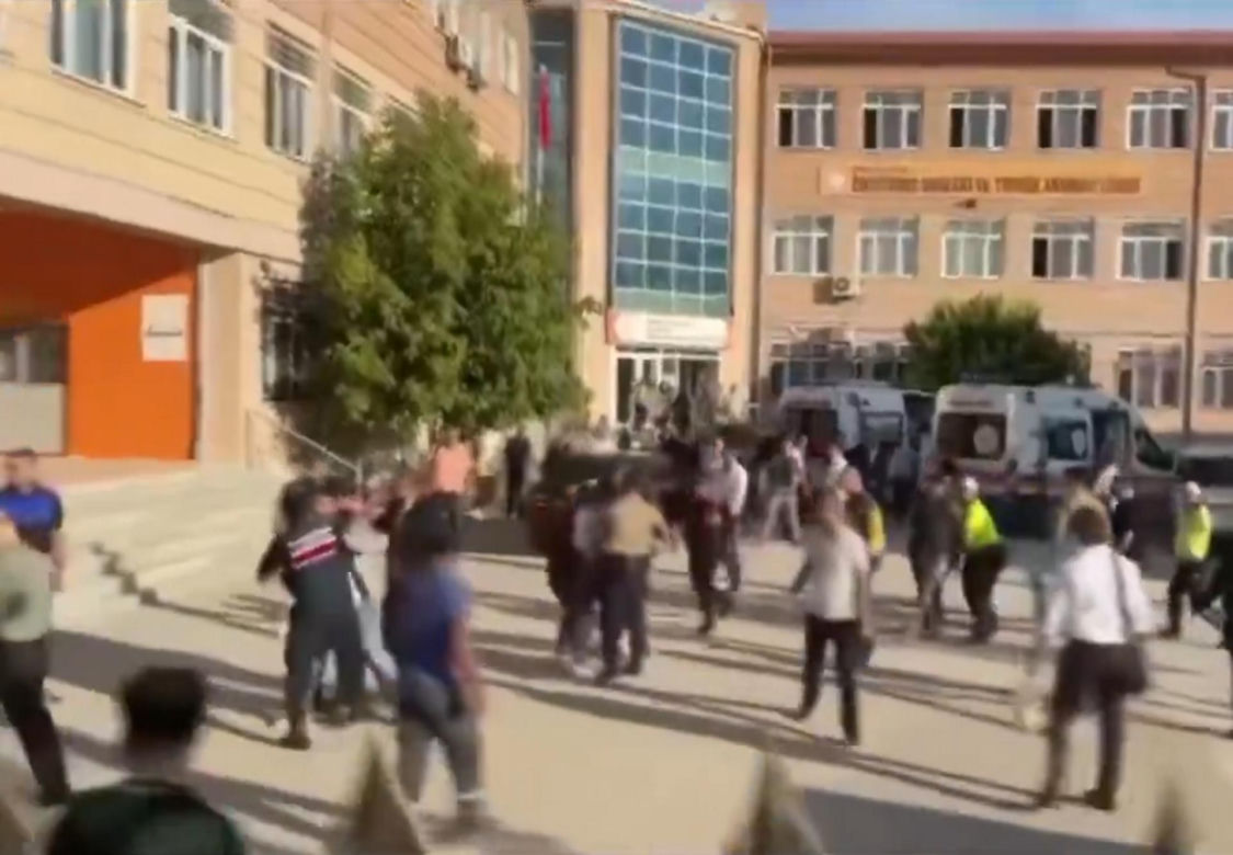 Turcja/ Niezidentyfikowany sprawca ostrzelał uczniów w prowincji Manisa; pięć osób rannych