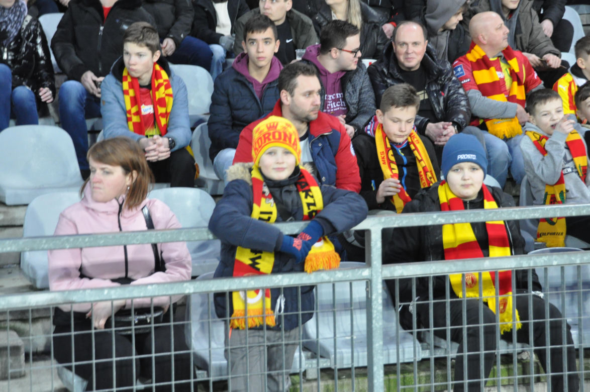 Korona Kielce - Legia Warszawa. Zdjęcia kibiców na Suzuki Arenie