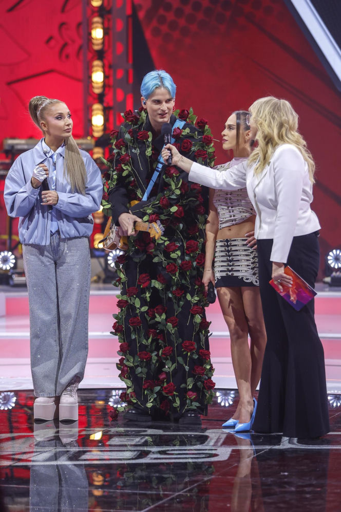 To najmodniejszy kolor dżinsów tej wiosny. Zobacz, jak noszą go Roxie Węgiel czy Agnieszka Hyży