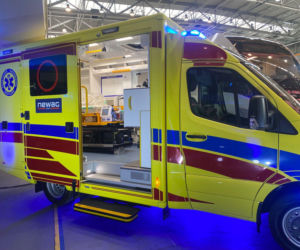 NEWAG przekazał krakowskiemu szpitalowi karetkę neanatologiczną