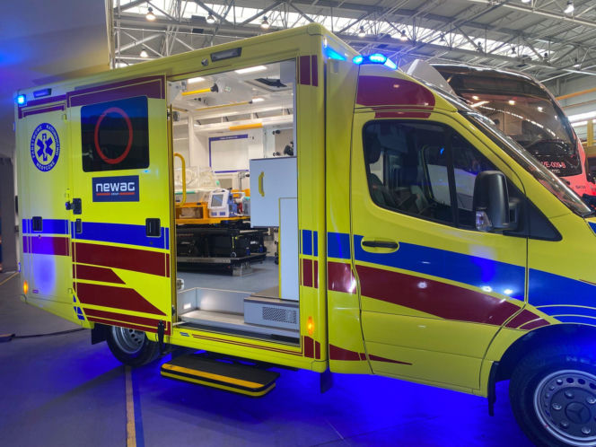 NEWAG przekazał krakowskiemu szpitalowi karetkę neanatologiczną