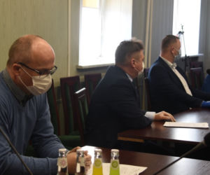Sesja w czasie zarazy. Radni w maseczkach i rękawiczkach debatowali o... funduszu sołeckim!