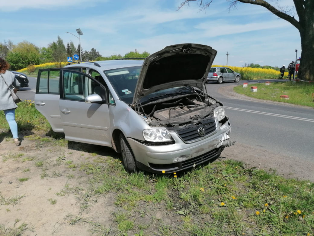 Mełno, skrzyżowanie dróg wojewódzkich - zderzenia BMW i Volkswagena