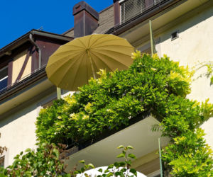 Jak zacienić balkon w bloku i stworzyć przyjemną przestrzeń latem?
