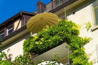 Jak zacienić balkon w bloku i stworzyć komfortową przestrzeń na lato?