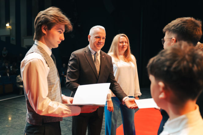 Najzdolniejsi uczniowie odebrali stypendia Prezydenta Miasta Siedlce