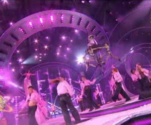 Sylwester z Dwójką TVP. Doda przebierała się dwa razy. Zapięta pod szyję wyglądała obłędnie!