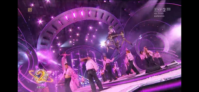 Sylwester z Dwójką TVP. Doda przebierała się dwa razy. Zapięta pod szyję wyglądała obłędnie!