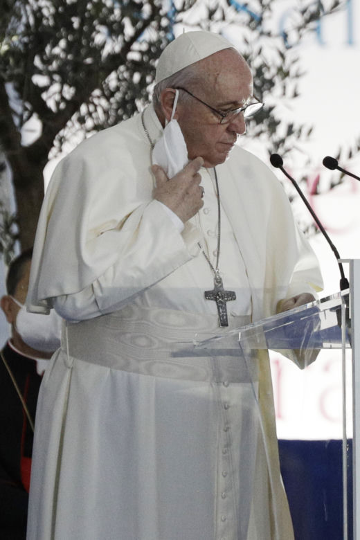 Papież założył maseczkę