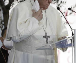 Papież założył maseczkę