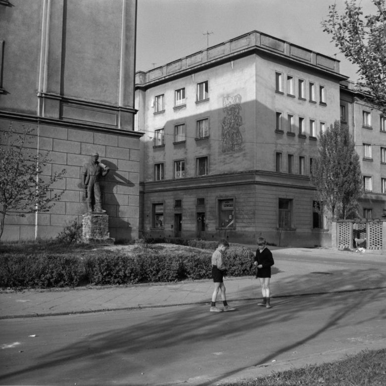 Pod Domem Kultury na osiedlu A, ok. 1965 