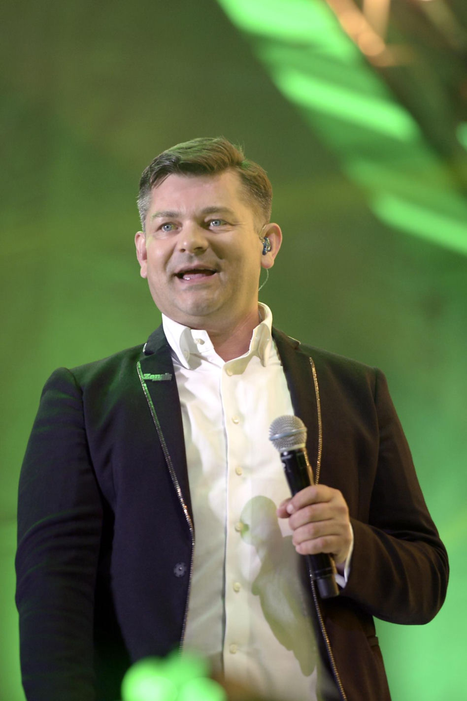 Tak Zenon Martyniuk zmieniał się przez lata. Na początku kariery nosił zupełnie inną fryzurę