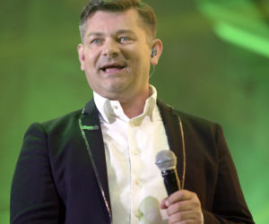Tak Zenon Martyniuk zmieniał się przez lata. Na początku kariery nosił zupełnie inną fryzurę