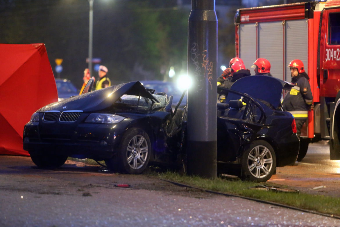 Kobieta w BMW rozbiła się na słupie