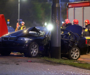 Kobieta w BMW rozbiła się na słupie