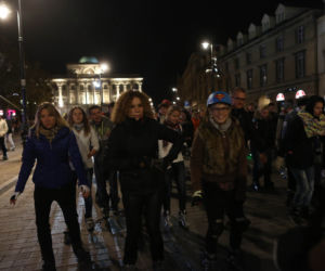 Nightskating. Warszawiacy przejechali stolicę na rolkach [Zdjęcia]