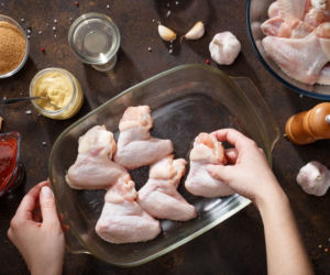 Skrzydełka pieczone w pomidorowo-czosnkowej marynacie: instrukcja krok po kroku