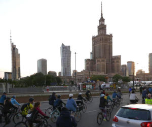 Masa Krytyczna przejechała ulicami Warszawy. Gigantyczne korki w trzech dzielnicach [GALERIA]
