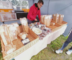 Pomarańczowi rowerzyści najechali zamek w Szymbarku