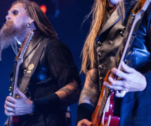 Skrupulatnie wyreżyserowany groteskowy spektakl okraszony nutą surrealizmu – Avatar zawładną Warszawą [RELACJA]